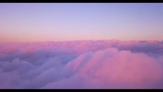 高空中粉红色的云