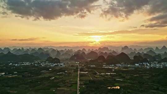 夕阳下的乡村与群山远景