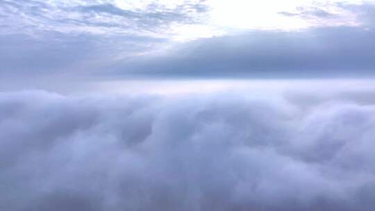 航拍穿云平流雾丁达尔效应日光流动云层云海视频素材模板下载