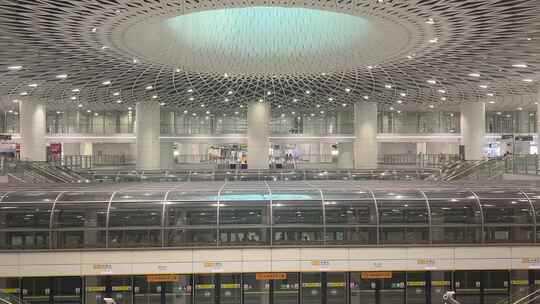 现代地铁站内部全景