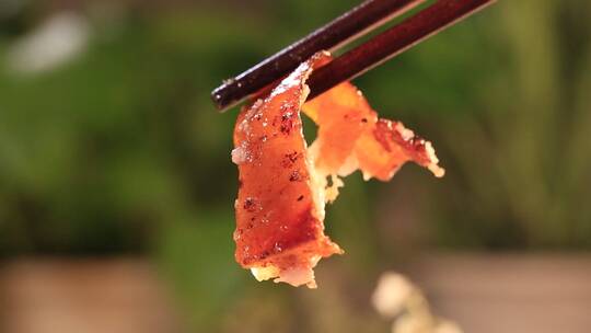 筷子夹起酥脆肉皮 (4)