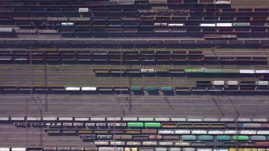 铁路分拣站鸟瞰图和铁路上的大量货车