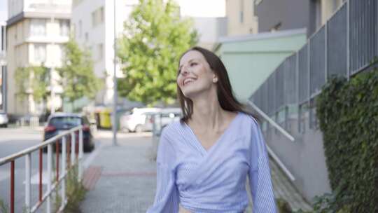 一个美丽的年轻高加索女人微笑着在市区的街