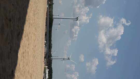 威海那香海沙滩蓝天下的风车