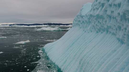 无人机航拍飞过冰川融化的断层面