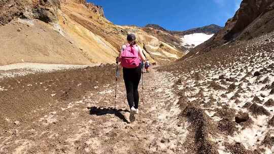 背着背包在山上徒步旅行的女人