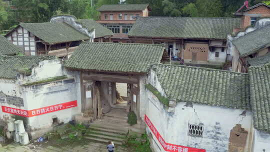航拍四川农村的一个古老的院落