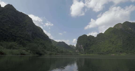 游客乘船游览越南长安的风景