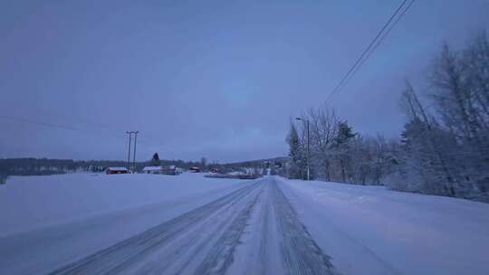 挪威塞尼亚岛北极圈峡湾地貌冬季雪景公路