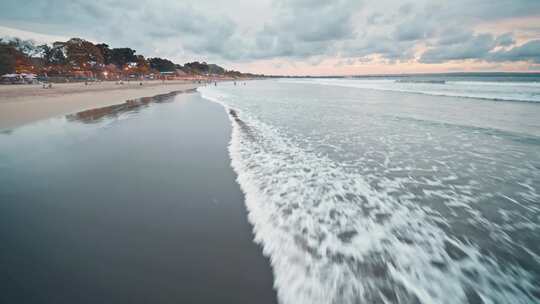 日落时分，海浪涌向海滩