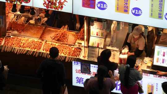 湖南长沙五一路美食街小吃商铺前逛街的人群视频素材模板下载