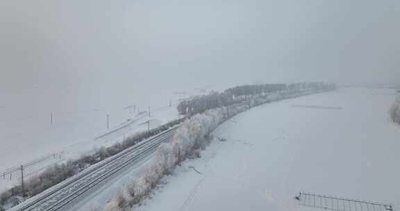 被雪覆盖的村庄及铁路线的冬日景象