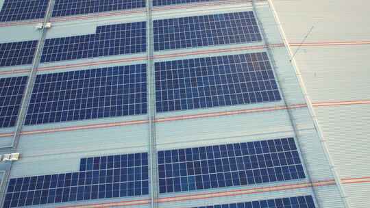 建筑屋顶上的太阳能发电站俯视图视频素材模板下载