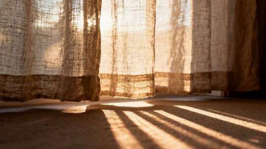 阳光透过窗帘洒入室内