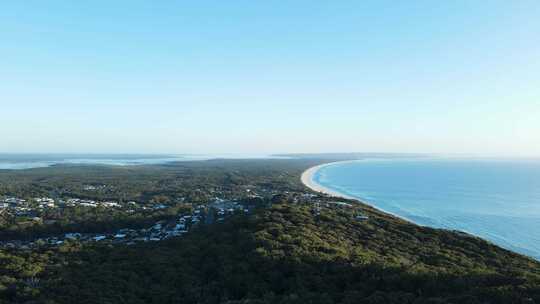 从高空无人机俯瞰澳大利亚昆士兰州弗雷泽岛的卡罗沙尘
