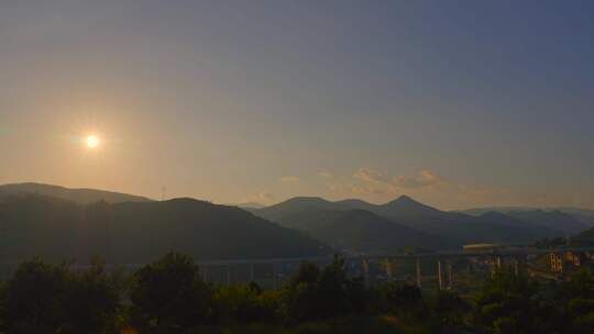 晴朗天空夕阳西下晚霞彩云山峰延时