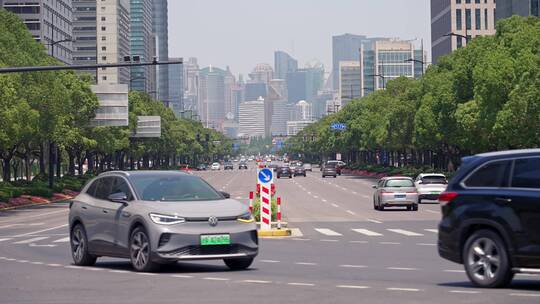 上海疫情解封后世纪大道路上的车流