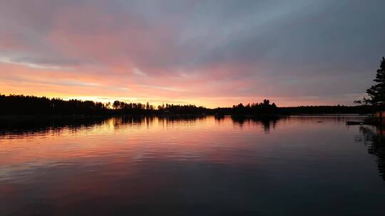 湖面的黄昏景观