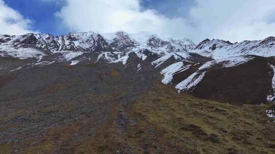 航拍川西贡嘎山区勒多曼因雪山风光