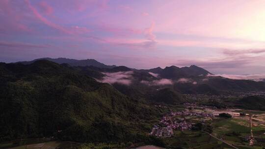 夕阳彩霞下的山区乡村3