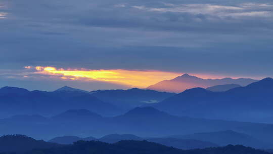 日落金光透过云层打在山川大地上