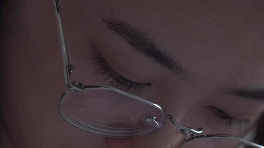 4K学习工作中专注的女孩眼睛眼神视频素材模板下载