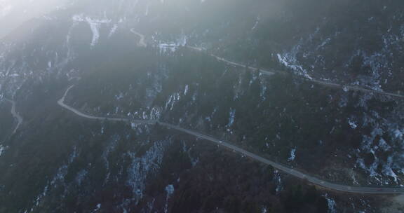 四川阿坝汽车行驶在大山里的盘山公路