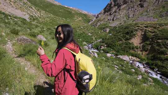 探索自然的女性旅行者