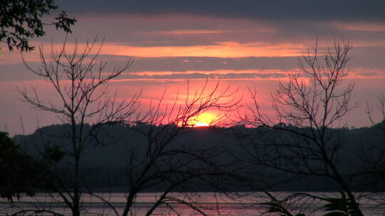 密西西比河上的威斯康星日落