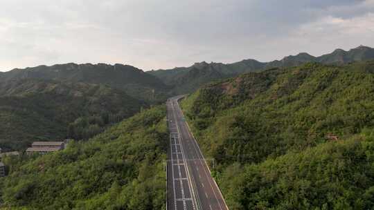 4K航拍 山区高速公路视频素材模板下载