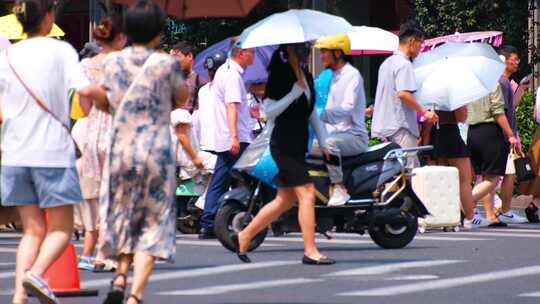 城市夏天暑假酷暑高温炎热街道人群人流汽车