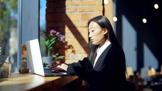 年轻的女性自由职业者或学生在线工作或在咖