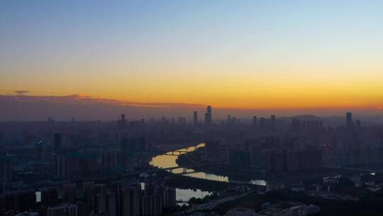 航拍夕阳下的城市全景