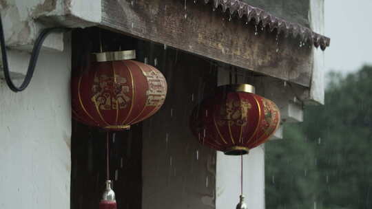 农村下雨台风倾盆大雨灯笼屋檐