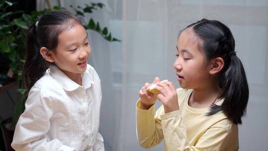 两个休息吃水果的中国女孩