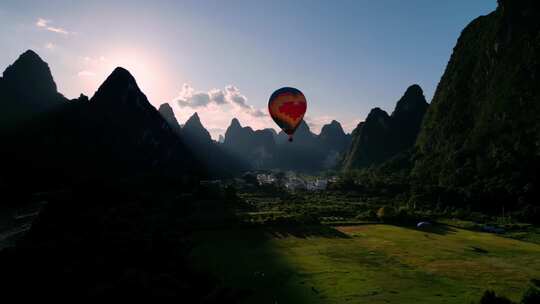 在山间飞行的热气球