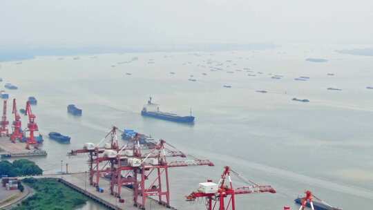 航拍长江物流码头港口轮船集装箱装卸货物视频素材模板下载