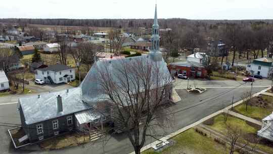 魁北克博蒙特乡村小镇历史教堂建筑空中展示