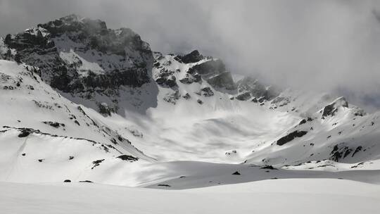 安第斯山脉的岩石雪峰