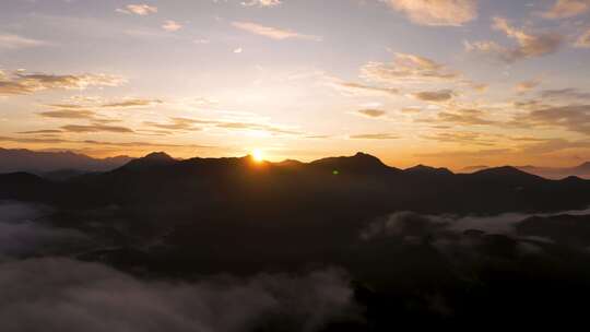 乡村山峦云海间的日出景象壮丽山河云雾缭绕