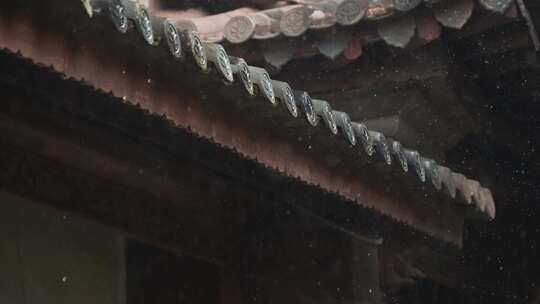 下雨天的中国古建筑屋檐