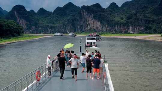 广西桂林黄牛峡漓江旅游船