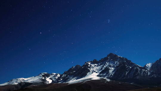 雪山上方星空