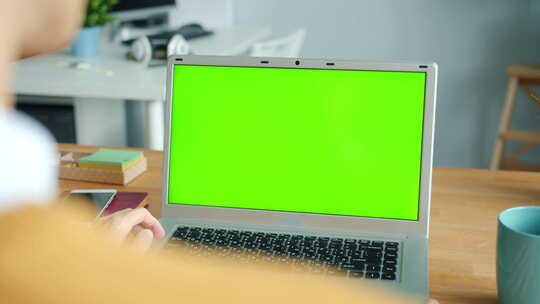 操作笔记本电脑 绿屏素材