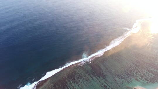 高空鸟瞰金色夕阳大海海浪