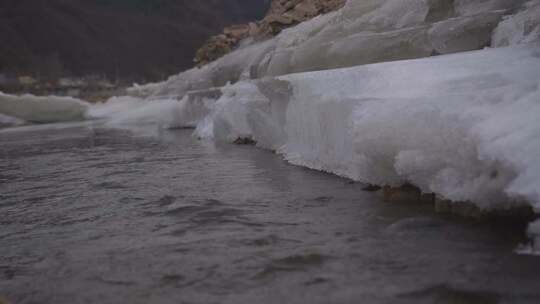 冬季河流冰雪融化景象