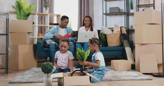 非裔美国家庭夫妇和三个孩子搬进了新的或出