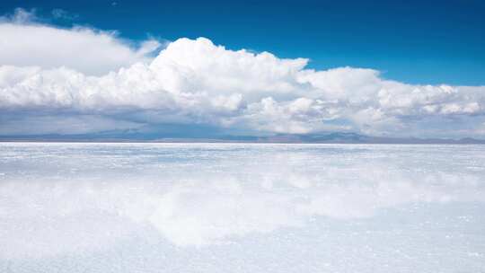 冰天雪地里的云朵延时白色背景