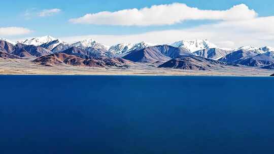 高原湖泊雪山全景