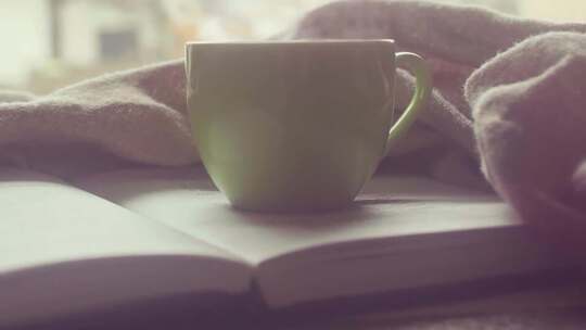 清晨书本上的咖啡、早上的咖啡视频素材模板下载
